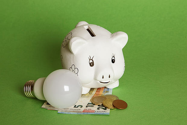 Lâmpada, mealheiro e dinheiro