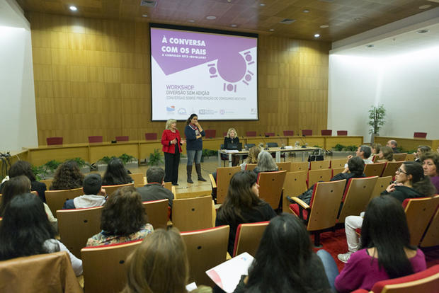 Sessão de À conversa Com os Pais