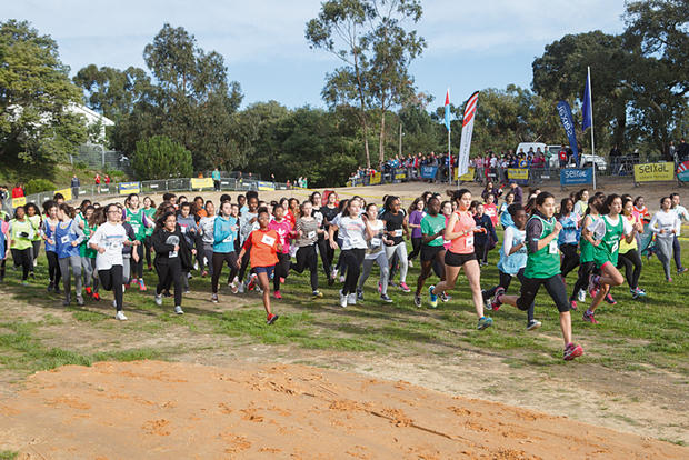 Jovens atletas correm no Parque do Serrado