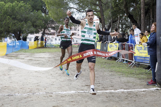 Paulo Rosário corta a meta