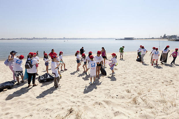 Atividade de limpeza da praia da Ponta dos Corvos