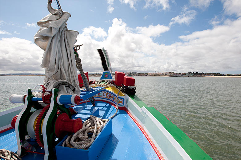 Embarcação tradicional na Baía do Seixal