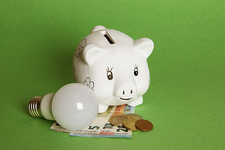 Lâmpada, mealheiro e dinheiro