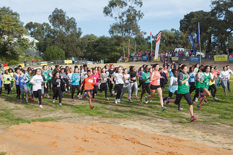Jovens atletas correm no Parque do Serrado