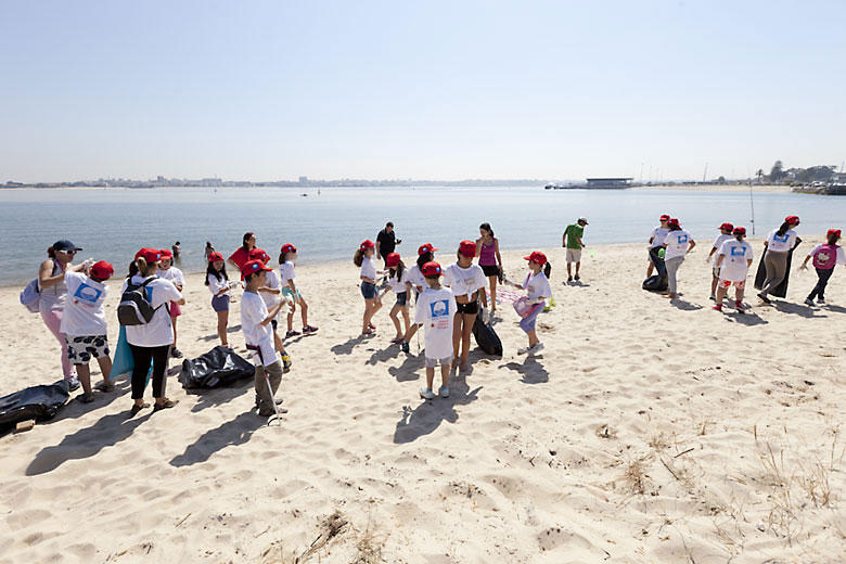 Atividade de limpeza da praia da Ponta dos Corvos
